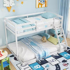 Letto a castello Twin Over Full con scaletta integrata e ringhiere di sicurezza in legno massello grigio/bianco