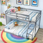 Letto a castello Twin Over Full con scaletta integrata e ringhiere di sicurezza in legno massello grigio/bianco