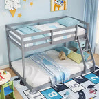 Letto a castello Twin Over Full con scaletta integrata e ringhiere di sicurezza in legno massello grigio/bianco