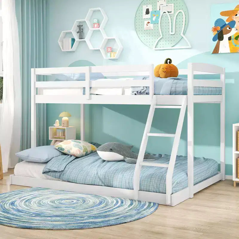 Letto a castello Twin Over Full con scaletta integrata e ringhiere di sicurezza in legno massello grigio/bianco