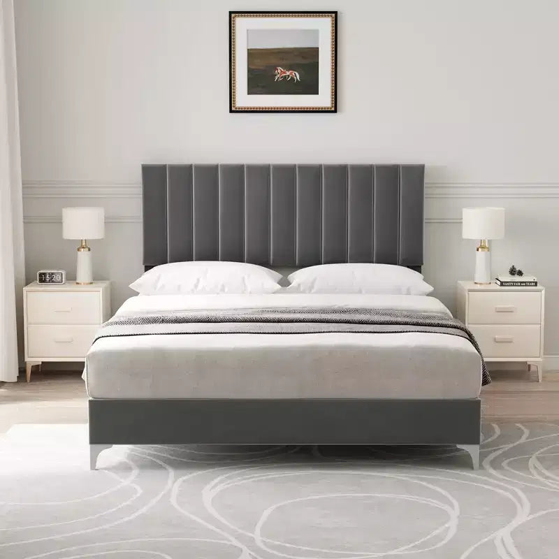 Struttura letto con testiera in velluto, doghe in legno regolabili e resistenti, non è richiesto il materasso a molle